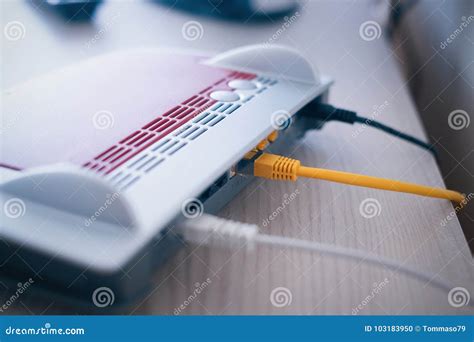 internet modem und ethernet kabelverbindungsnetz stockfoto bild von seilzug nabe