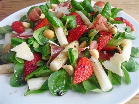 spargelsalat mit erdbeeren und balsamico vinaigrette von