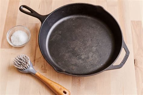 methods  cleaning cast iron skillets    clear