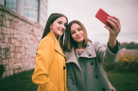 hermosas chicas adolescentes tomando una selfie en el parque público