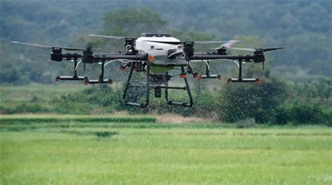 dji unveils  drone   spray  acres  pesticides  hour cntechpost