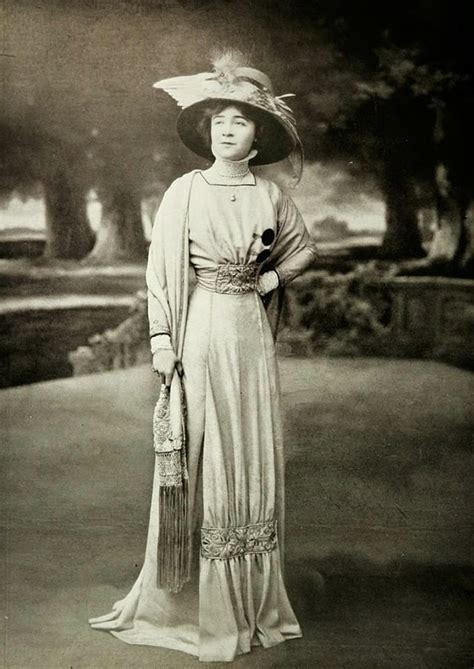 26 vintage photos show beautiful parisian women s fashion