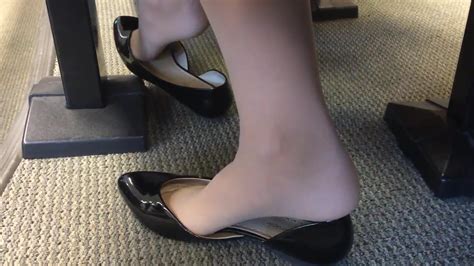 Candid Us College Teen Shoeplay Feet Dangling In Nylons