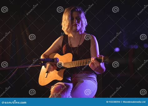 vrouwelijke gitarist die  muziekoverleg presteren stock foto image  voorzijde wijfje