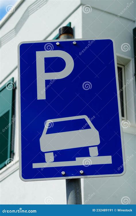 teken de voertuigen mogen gedeeltelijk op een wegdek parkeren stock afbeelding image  code