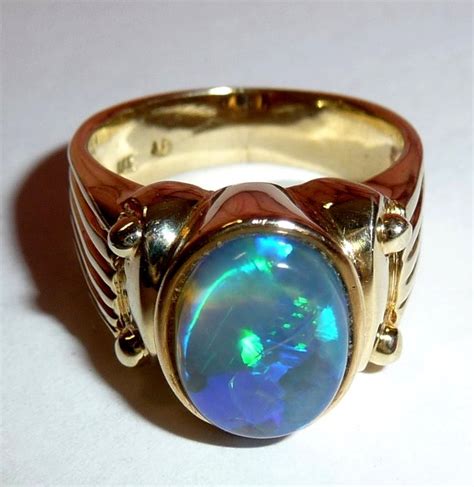zeer massieve gouden ring met een natuurlijke zwarte opaal catawiki