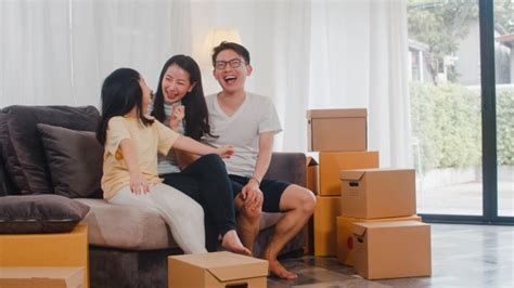 heureux jeunes propriétaires asiatiques ont acheté une nouvelle maison une mère japonaise un