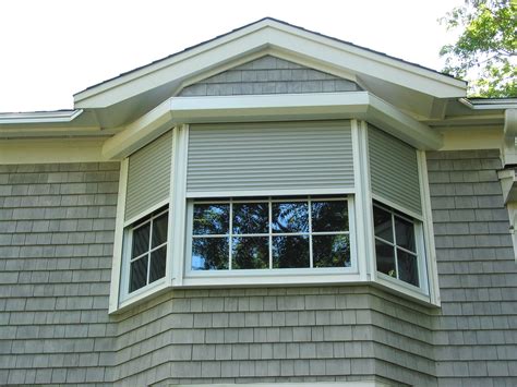 retractable awning  bay windows concept