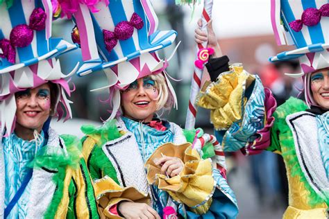 streep door carnaval zeddam  geen feest om op anderhalve meter te vieren foto