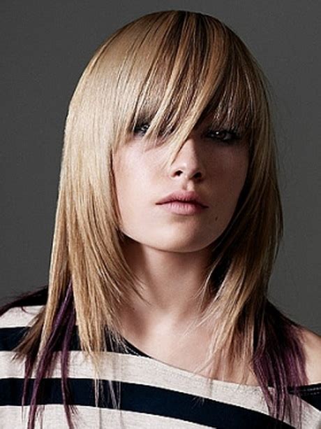 E ci sono diversi tipi di naso grande: Tagli capelli medio lunghi lisci