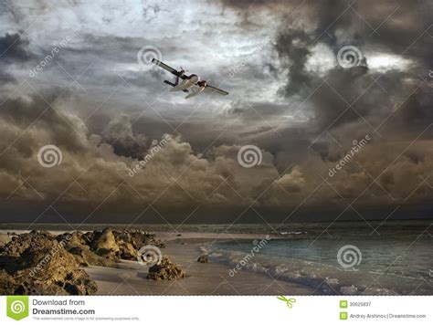 luchtavontuur  een onweer een klein vliegtuig stock afbeelding image  stemming kust