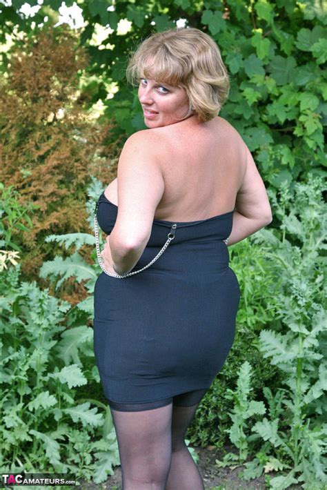 curvy claire from tac amateurs claire posing in back lawn wearing pumps stockings lace