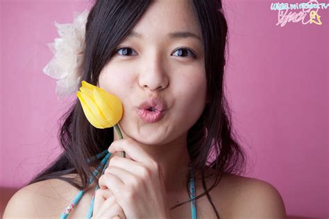 mayumi yamanaka japanese cute idol sexy blue floral bikini fashion photo shoot in a pink living