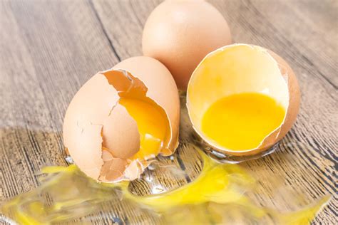 5 Cara Memisahkan Kuning Telur Tanpa Alat Khusus Biar Tetap Utuh