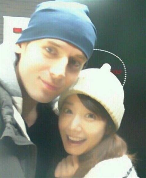 [picture] Julien Kang Snaps A Friendly Photo With A Woman