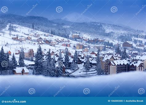 winterstadt  den bergen stockfoto bild von nave europa