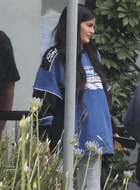 According To Mto Kylie Jenner Is Pregnant See Pic Of Her