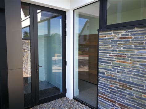 aluminium achterdeur volledig glas met grepen en scharnieren  kleur kozijn ramen porch room