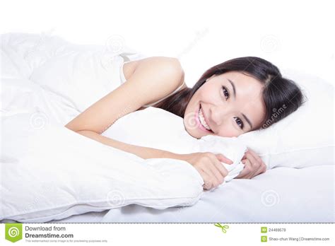 fim da face do sorriso da mulher que encontra se acima na cama imagem
