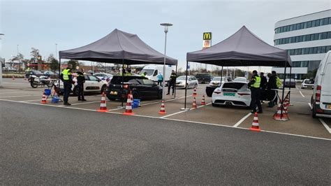 politieaspiranten houden verkeerscontrole politienl