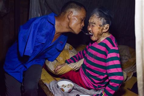 son with no arms spoon feeds his paralyzed mom using his teeth bored panda