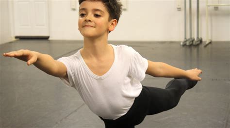 dieser 11 jährige junge tanzt seit 7 jahren gegen jedes vorurteil an