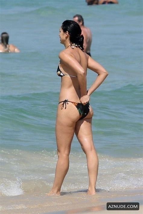 morena baccarin sexy on the beach with her husband ben mckenzie 03 02