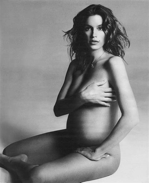 Claudia Schiffer Nude And Pregnant In German Vogue Picture