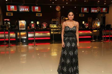 Veena Malik Flaunts Hot Cleavage