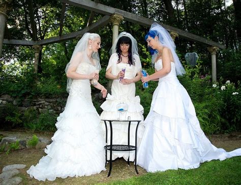 ini 3 wanita yang adakan pernikahan threesome lesbian pertama dunia