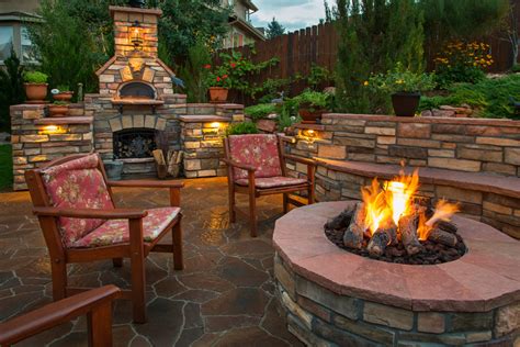 outdoor fire pits  fireplace ideas   backyard createscape