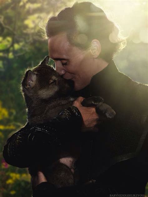 tom hiddleston this photo just killed me he is the sweetest man in
