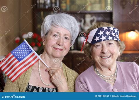 Dos Mujeres Americanas Celebrando Los Estados Unidos Imagen De Archivo
