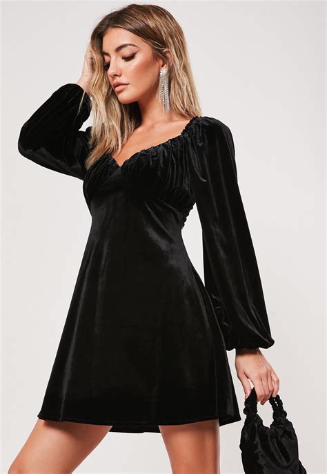 robe patineuse en velours noir style milkmaid missguided