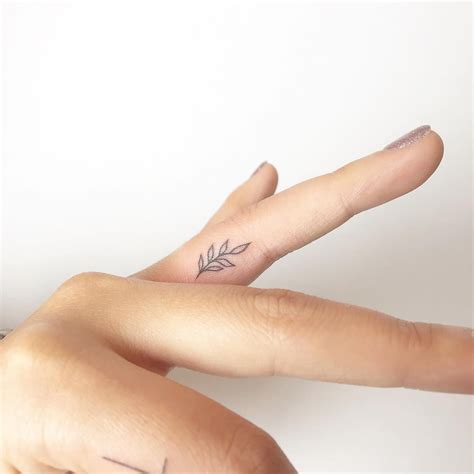 tatuaje de hojas en el dedo tattoos tatuajes de hoja tatuajes