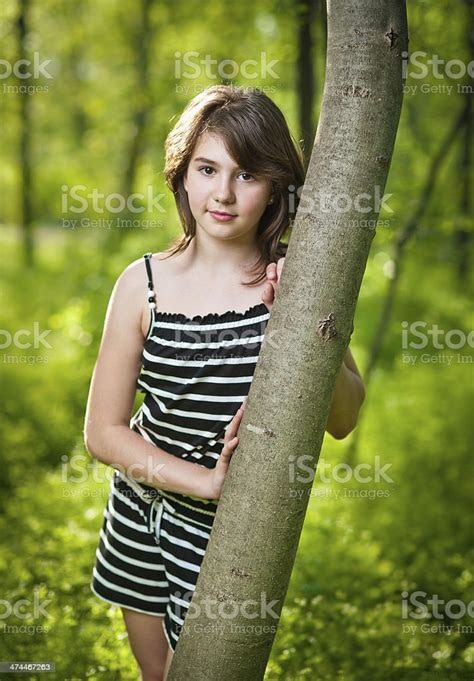 かわいい若い 10 代の少女でリラックスした公園の夏の 1人のストックフォトや画像を多数ご用意 1人 まぶしい オフショット