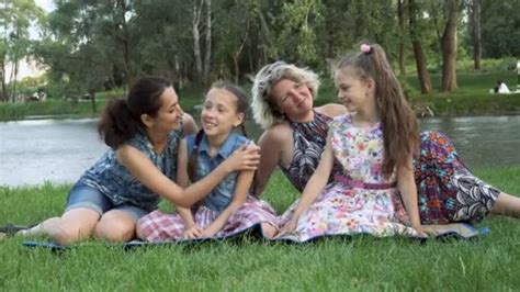 famiglia felice dello stesso sesso due madri due figlie seduta — video stock © alexbard 201492648