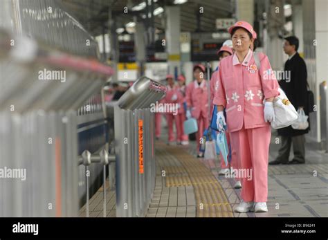 Japón Honshu Tokio Un Equipo De Limpieza De Mujeres De Mediana Edad En