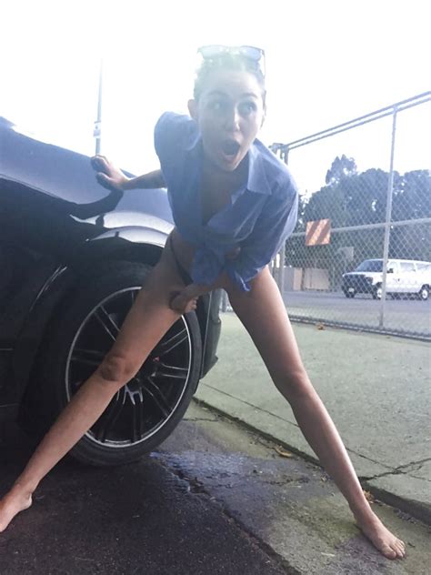 Miley Cyrus Pissing Leaked August 2017 23 Pics Xhamster