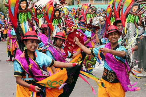 carnaval de negros  blancos en colombia acercando naciones