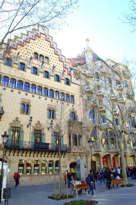 het huis barcelona van gaudi redactionele afbeelding image  decoratie groen