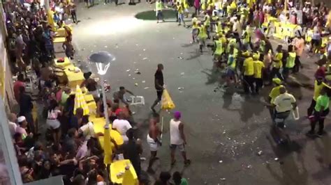 video cordeiros  folioes brigam durante carnaval de salvador carnaval  na bahia