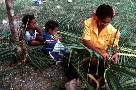 niue lady weaving polynesian culture culture polynesian