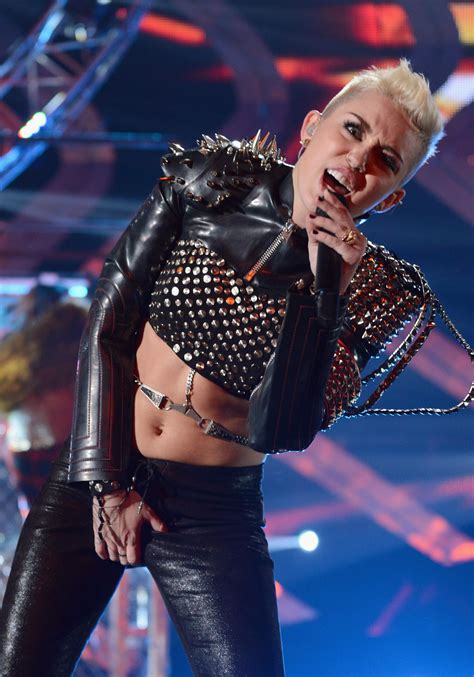 miley cyrus i 10 look più scandalosi e sexy della pop star