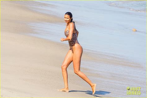 Victoria S Secret Angel Lais Ribeiro Has A Beach Day With