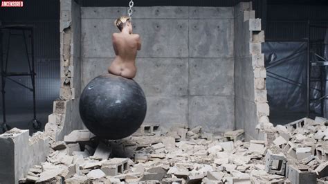 naked miley cyrus in wrecking ball