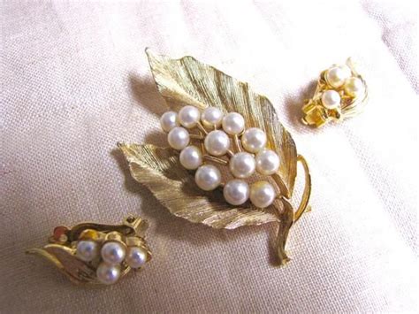 vintage lisner pearl brooch and earrings large faux pearl pin