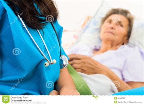 vriendelijke verpleegster met bejaarden stock foto image  ouder zorg