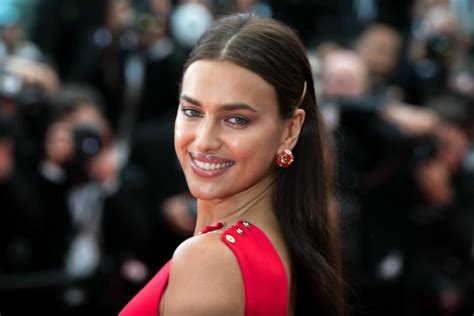 irina shayk s red hot versace dress comes with tricks to flatter your
