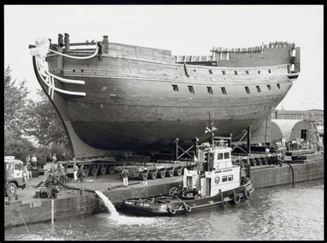 het gereconstrueerde voc schip de amsterdam op een ponton die hem vervoerd van de bouwplaats
